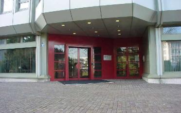 Place à motos couverte - image - 2