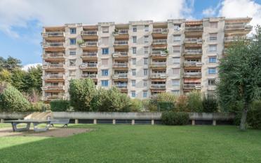 Place à motos couverte - image - 2
