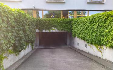 Place à motos couverte - image - 2