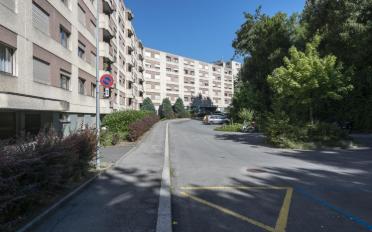 Place à motos couverte - image - 2