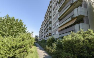 Place à motos couverte - image - 1