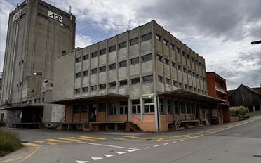 Dépôt 8 pièces - image - 1