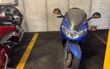 Covered parking place bike - image - 1