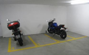 Place à motos couverte - image - 2